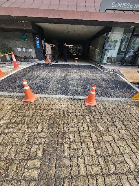 주차장 아스콘 포장 — 상가 건물 진입 통로