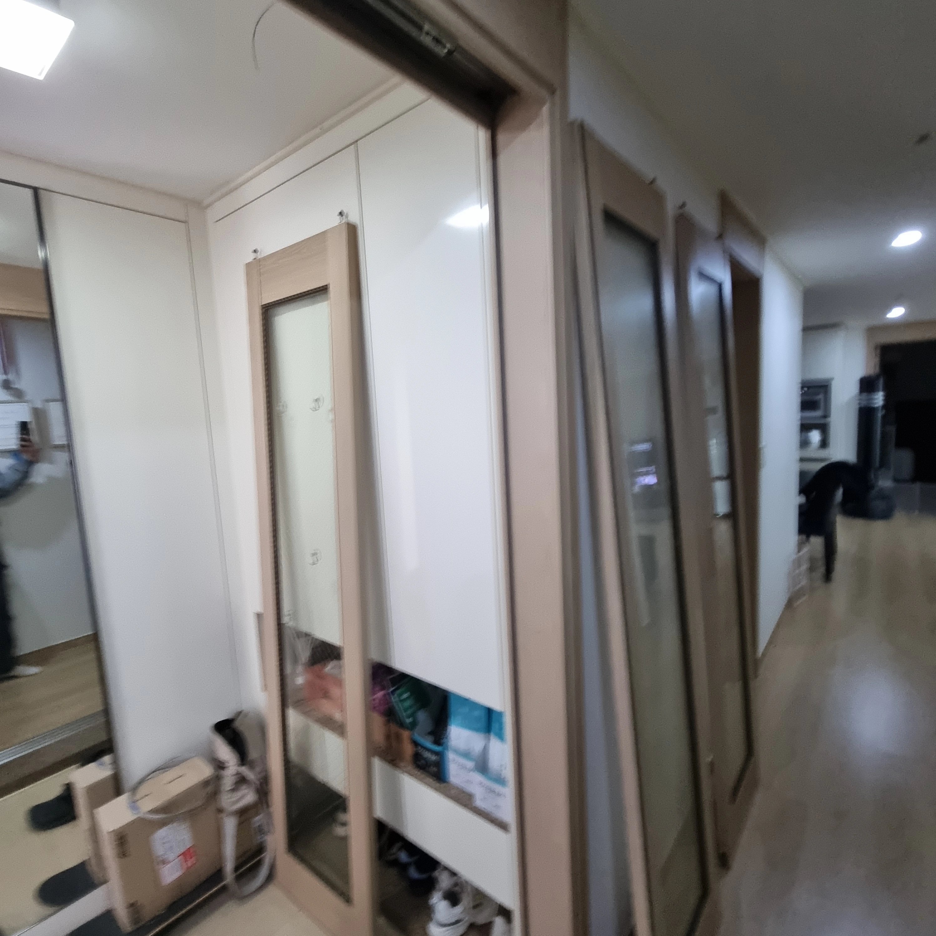 복도 양쪽으로 붙박이장과 전신거울 도어가 설치된 모습입니다.