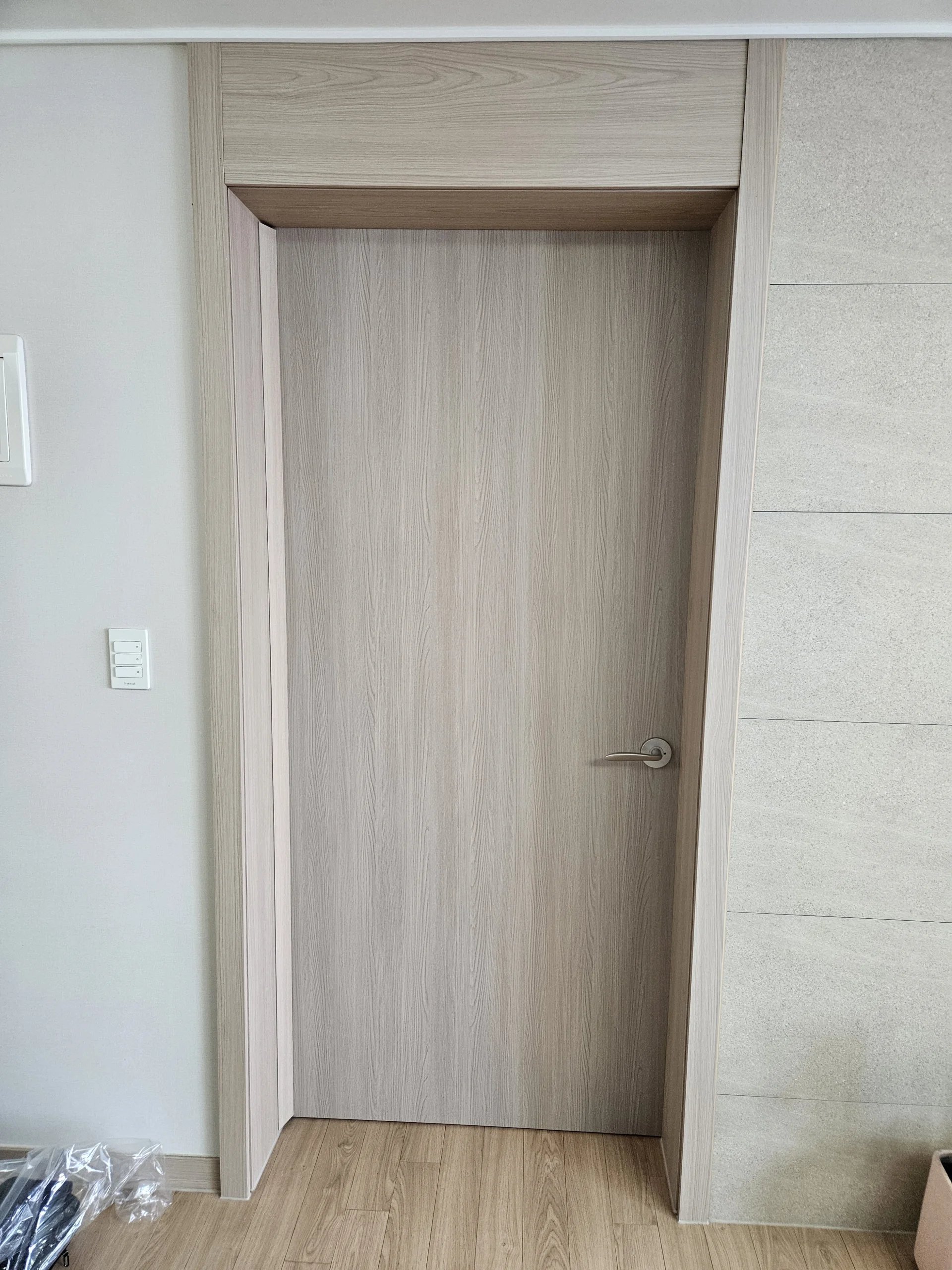 방문을 새로 설치한 모습입니다.
