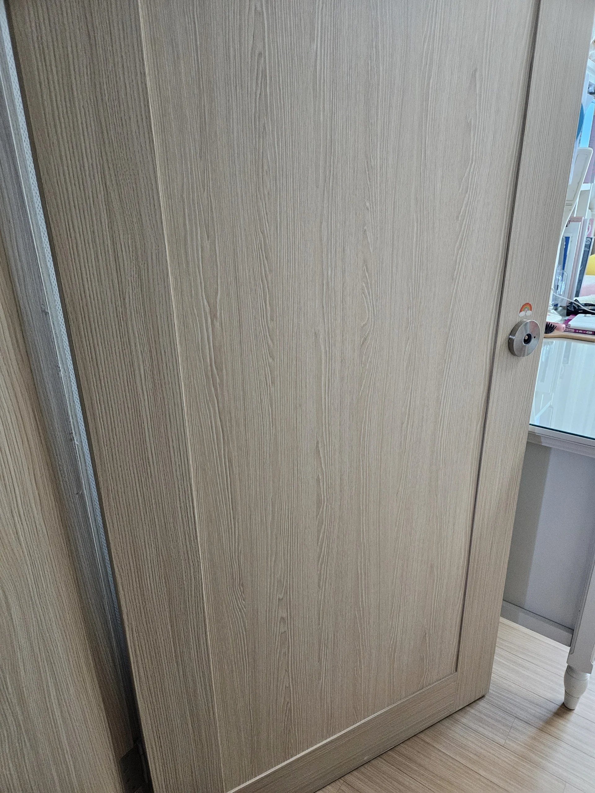 원목무늬 도어를 문틀에 맞춰 설치한 현장입니다.