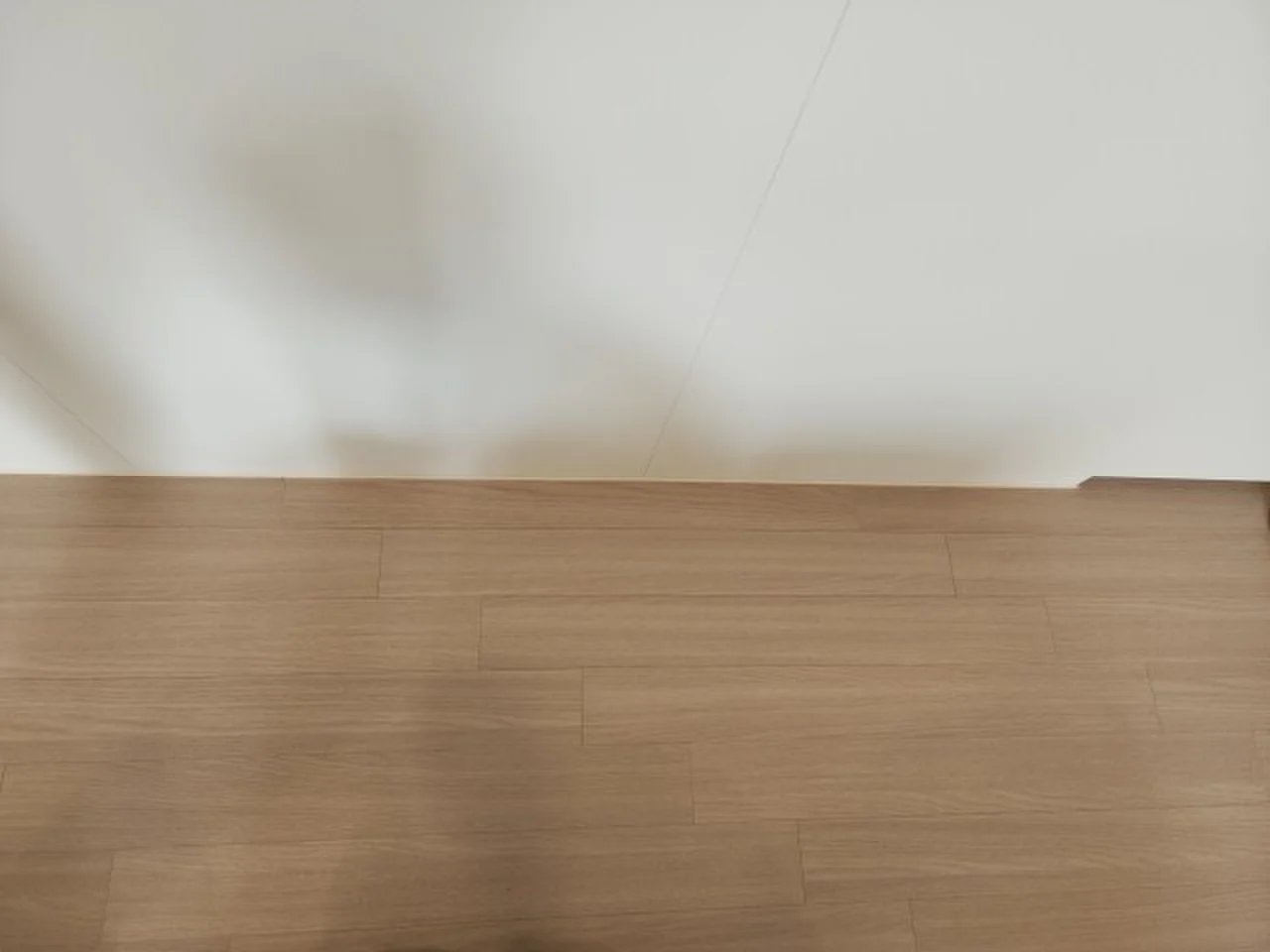 벽과 마루가 만나는 부분을 근접 촬영한 사진입니다.
