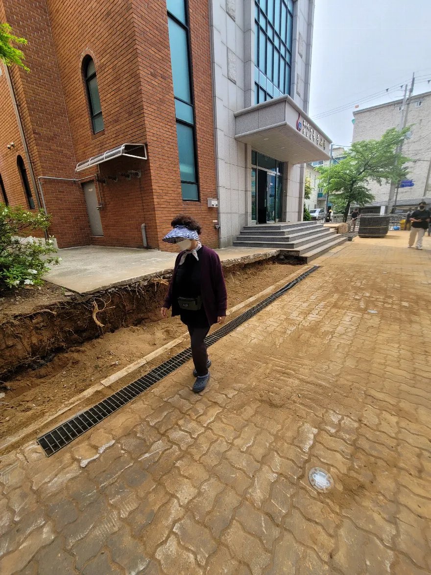 화단을 걷어낸 자리의 흙 단면이 그대로 드러난 상태에서 배수 라인을 잡아 놓은 단계입니다.