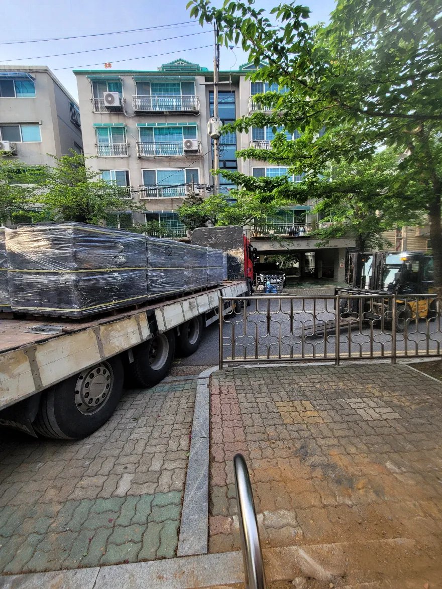 시공에 쓸 바닥 블록 자재를 현장에 반입하는 장면입니다.