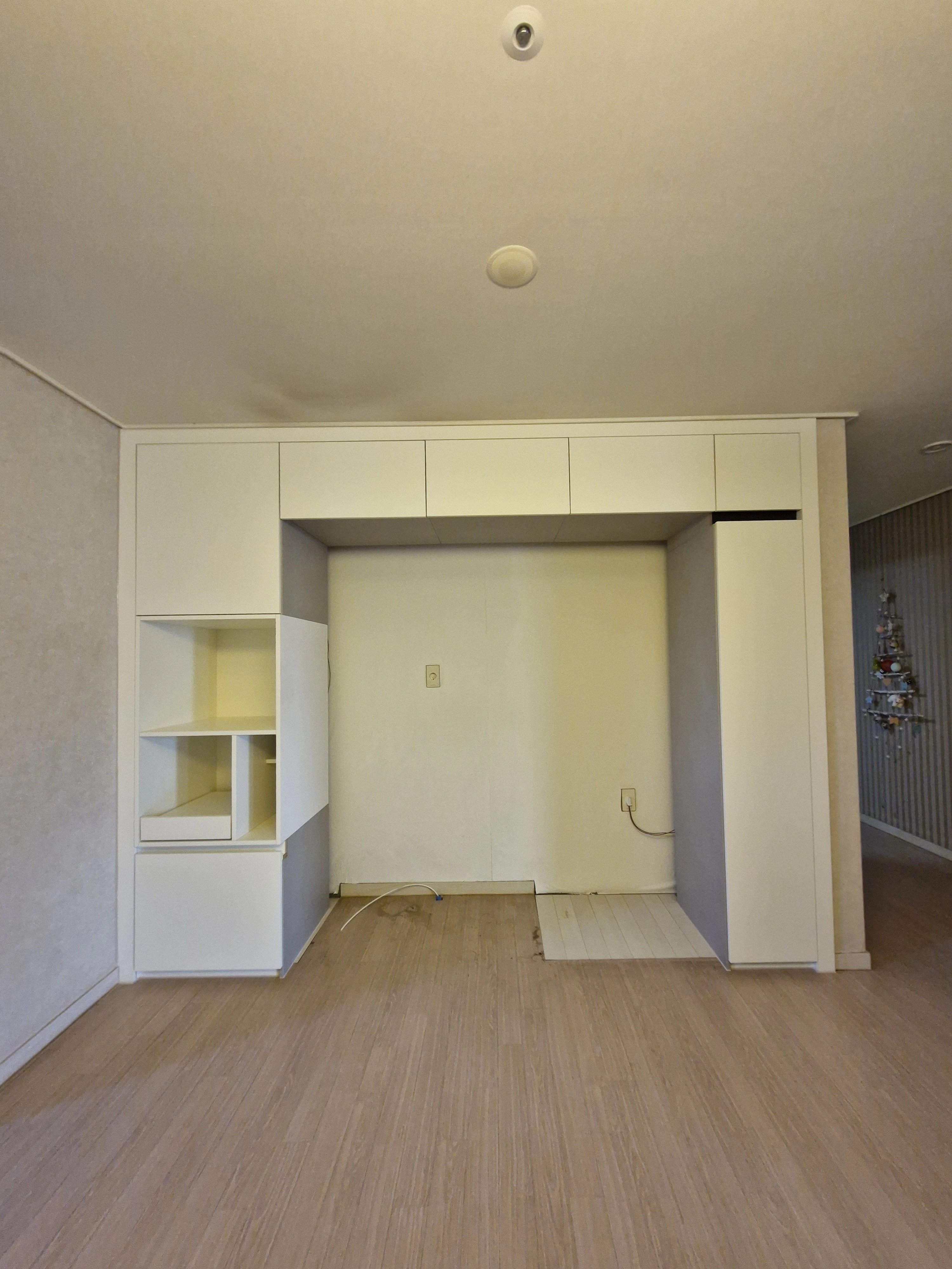 아이보리 톤으로 짠 냉장고장의 몸통과 상부장을 올린 상태입니다.