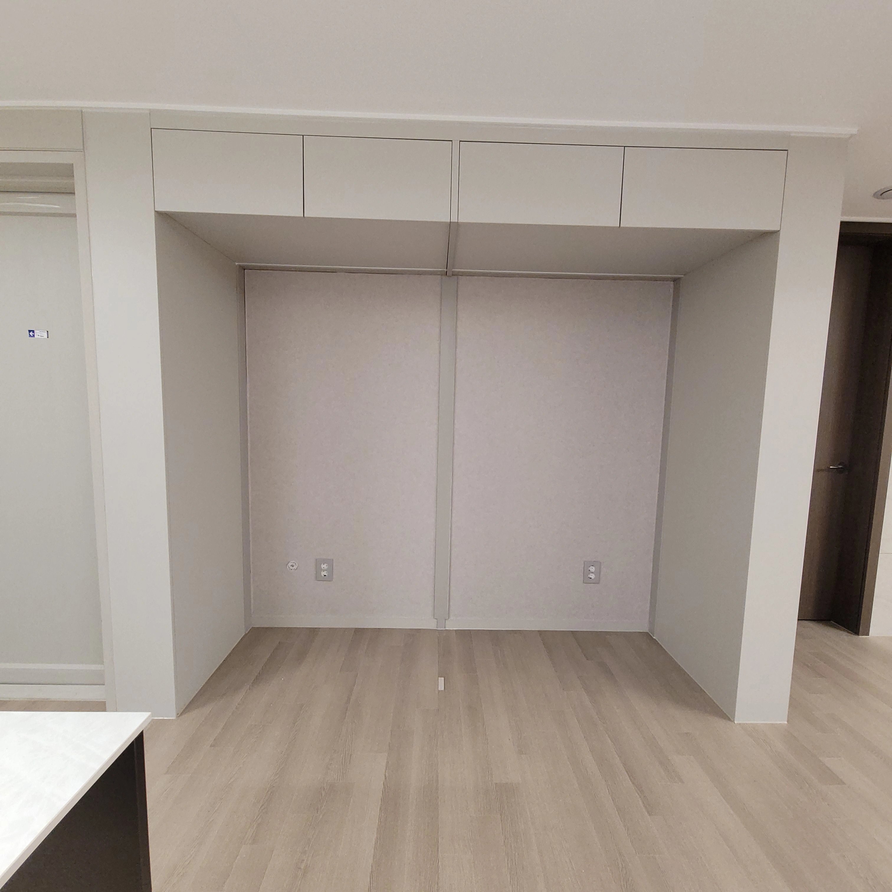 주방 한쪽에 냉장고가 들어갈 자리를 맞춰 상부장을 제작·설치한 모습입니다.