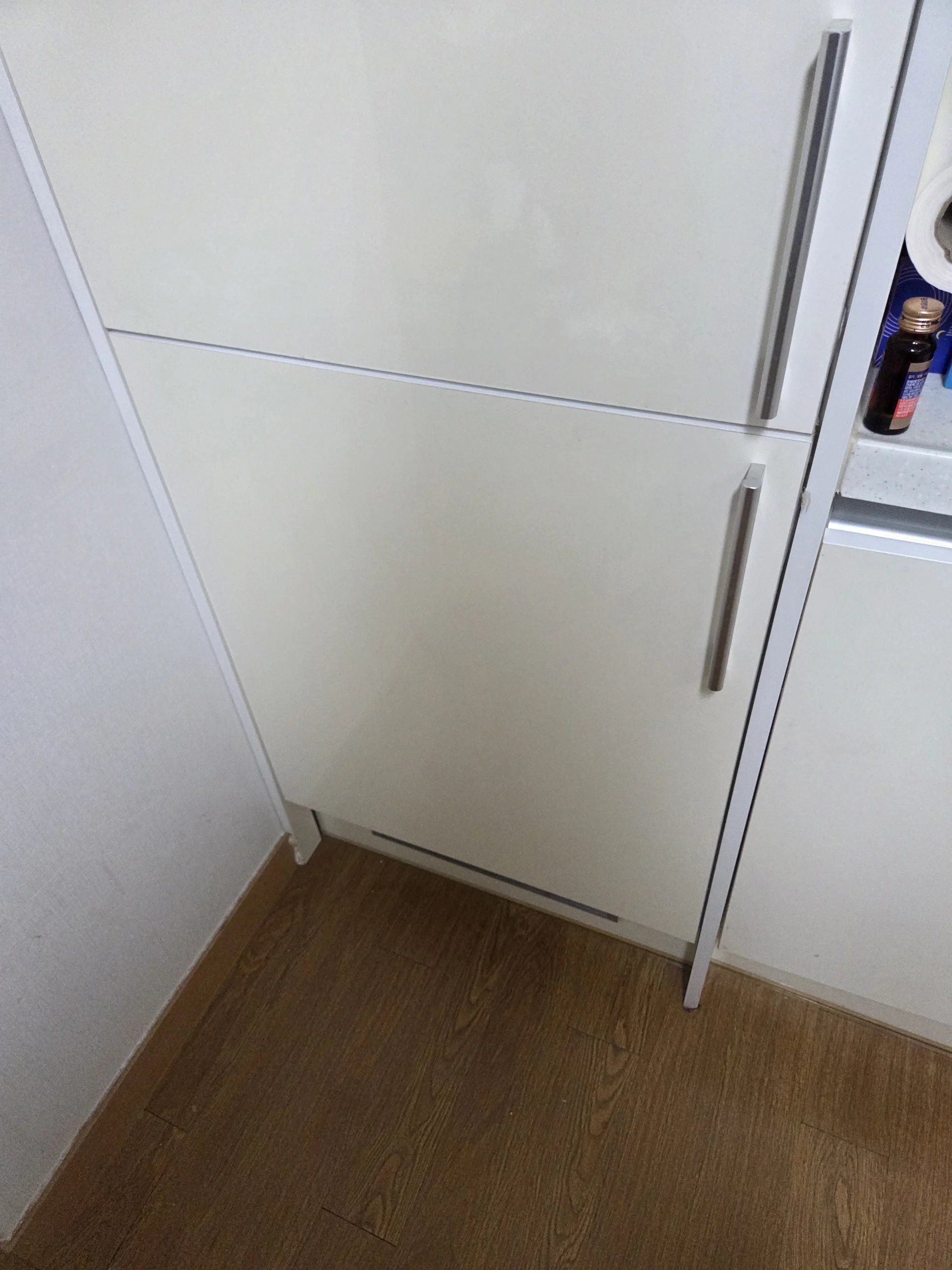 내려앉았던 아래 문짝이 위 문과 높이를 맞춰 닫힌 모습입니다.