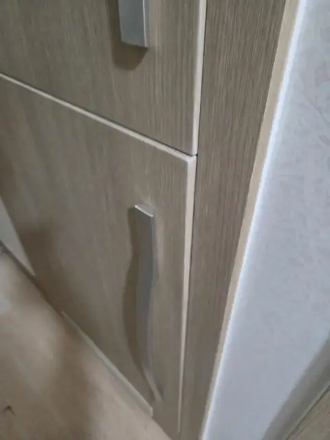 현장 ③ — 위 문짝과 줄이 어긋난 냉장고장 아래 문짝(작업 전)