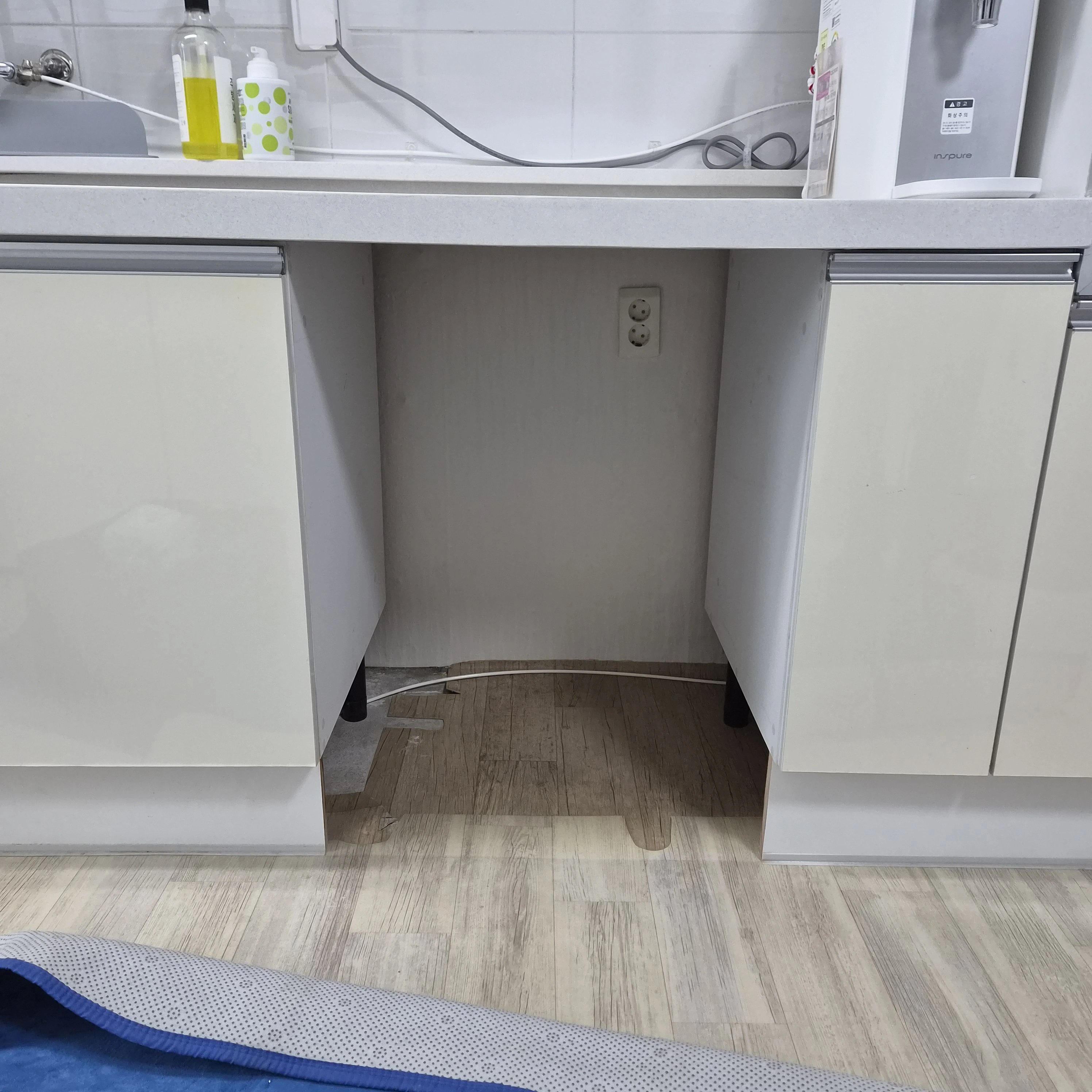 주방 싱크대 하부장 중앙에 가전을 넣을 오픈 공간을 비워 둔 사진입니다.