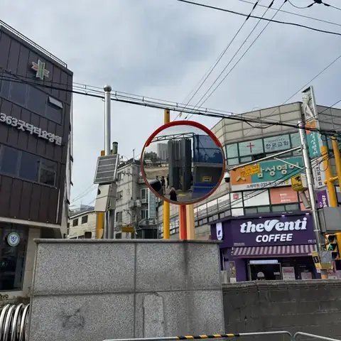 Traffic Mirrors Seoul