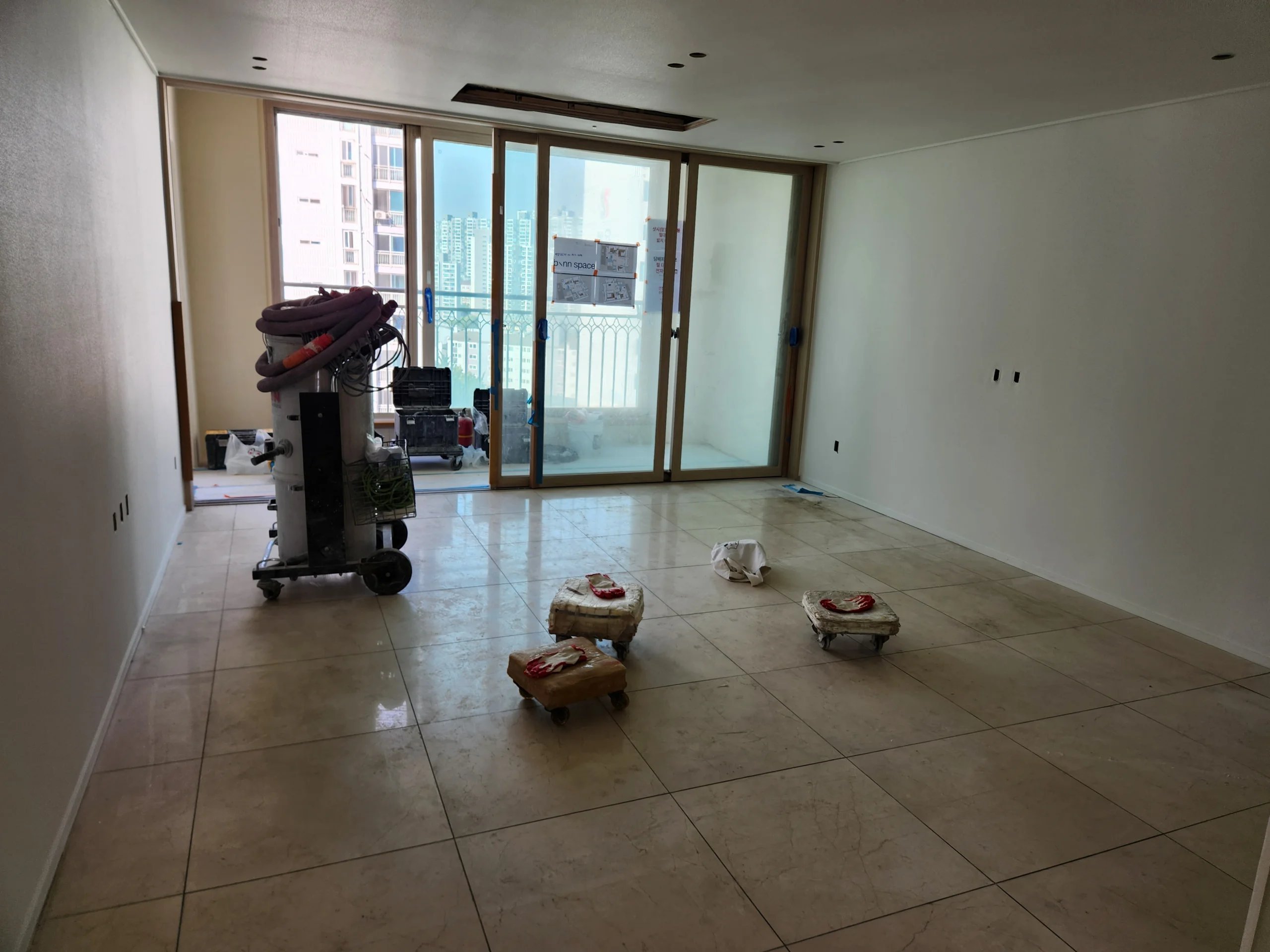 대리석 느낌의 바닥을 연마기로 광택 작업하는 현장입니다.