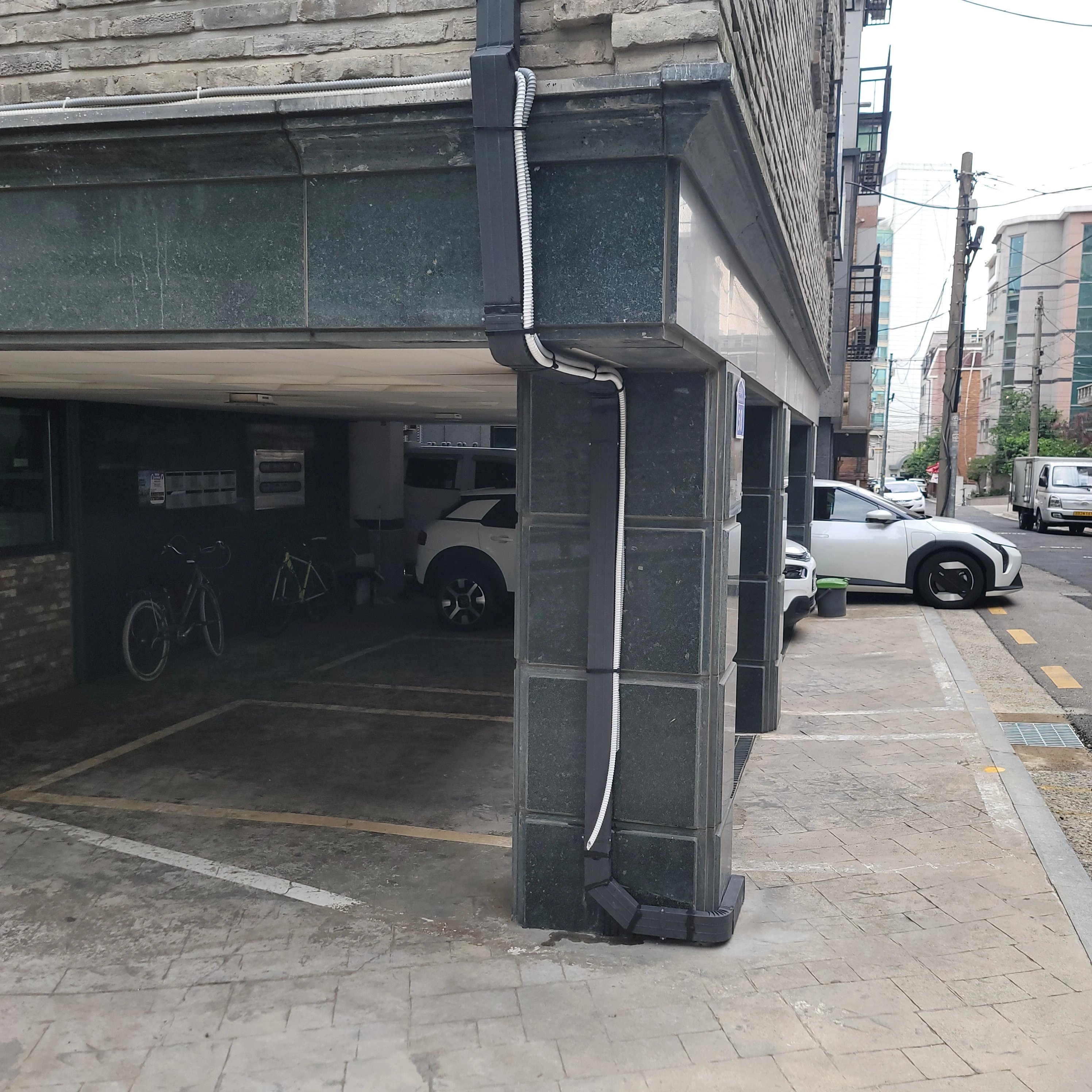 건물 필로티 주차장 빗물받이 설치 (완료) · 서울 강동