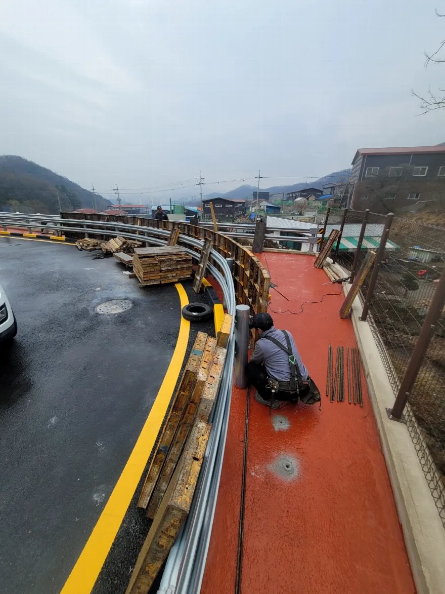 곡선 도로를 따라 거푸집이 길게 이어진 구간을 넓게 담았습니다.