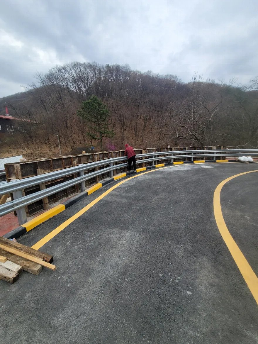 옹벽 상부를 따라 가드레일 설치가 끝난 구간입니다.