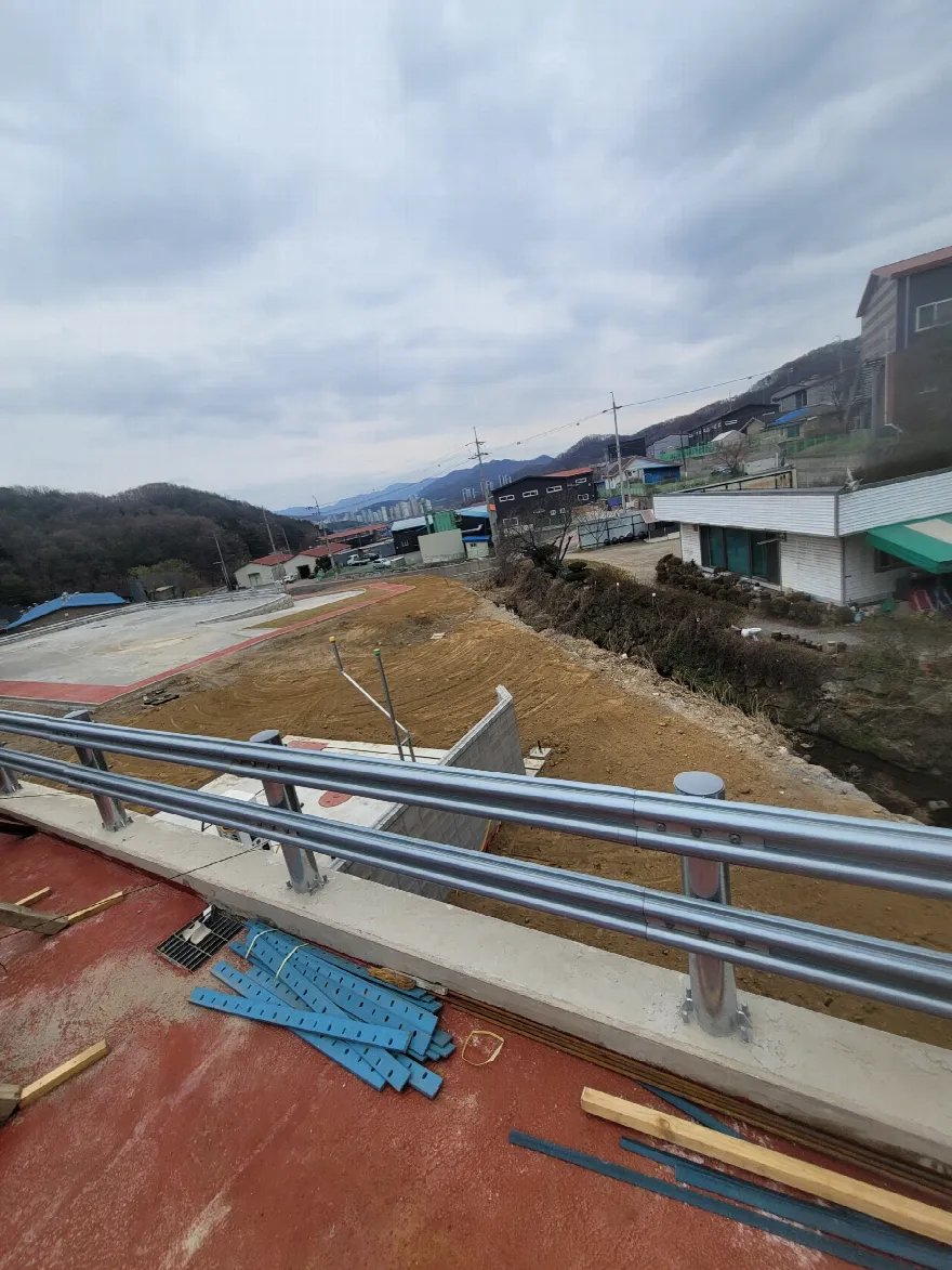 완성된 옹벽 상단에 가드레일을 설치한 구간을 벽 안쪽에서 담았습니다.