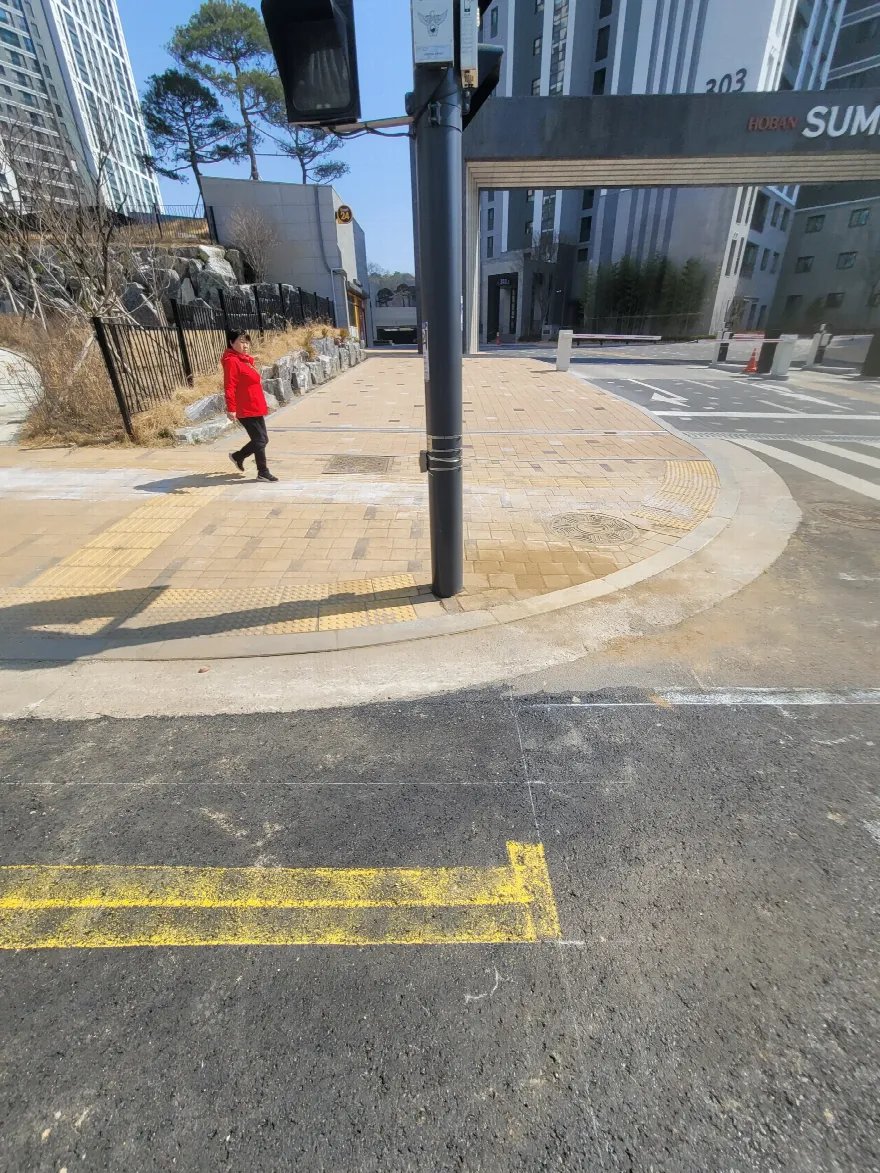 단지 출입구 앞 곡선 보도 모서리의 재시공을 마친 상태입니다.
