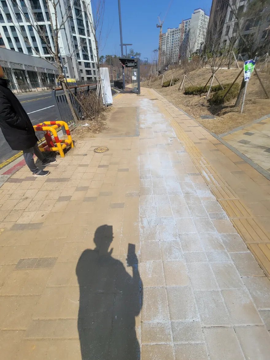 보도 블록 재시공을 마친 구간을 정면에서 확인하는 장면입니다.