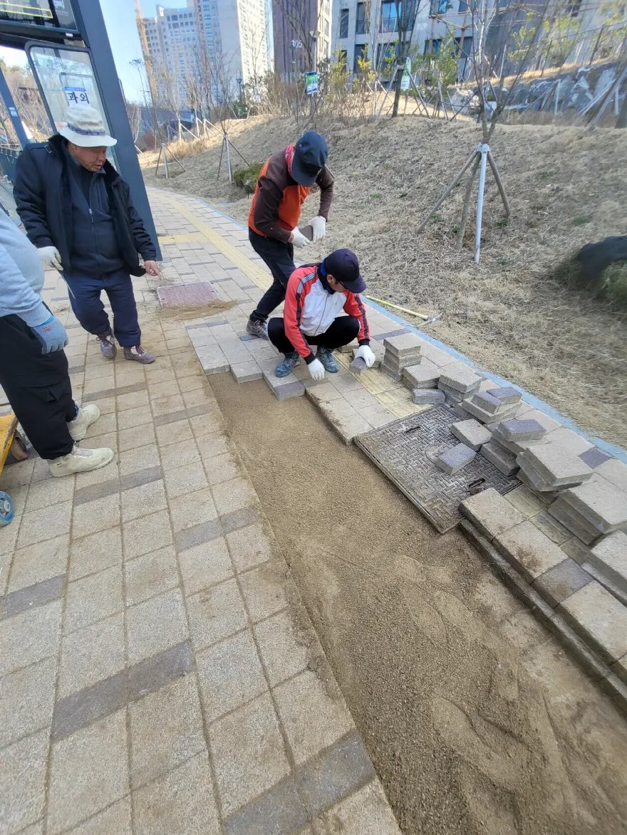 모래를 포설하고 블록을 다시 깔아 나가는 시공 중 장면입니다.