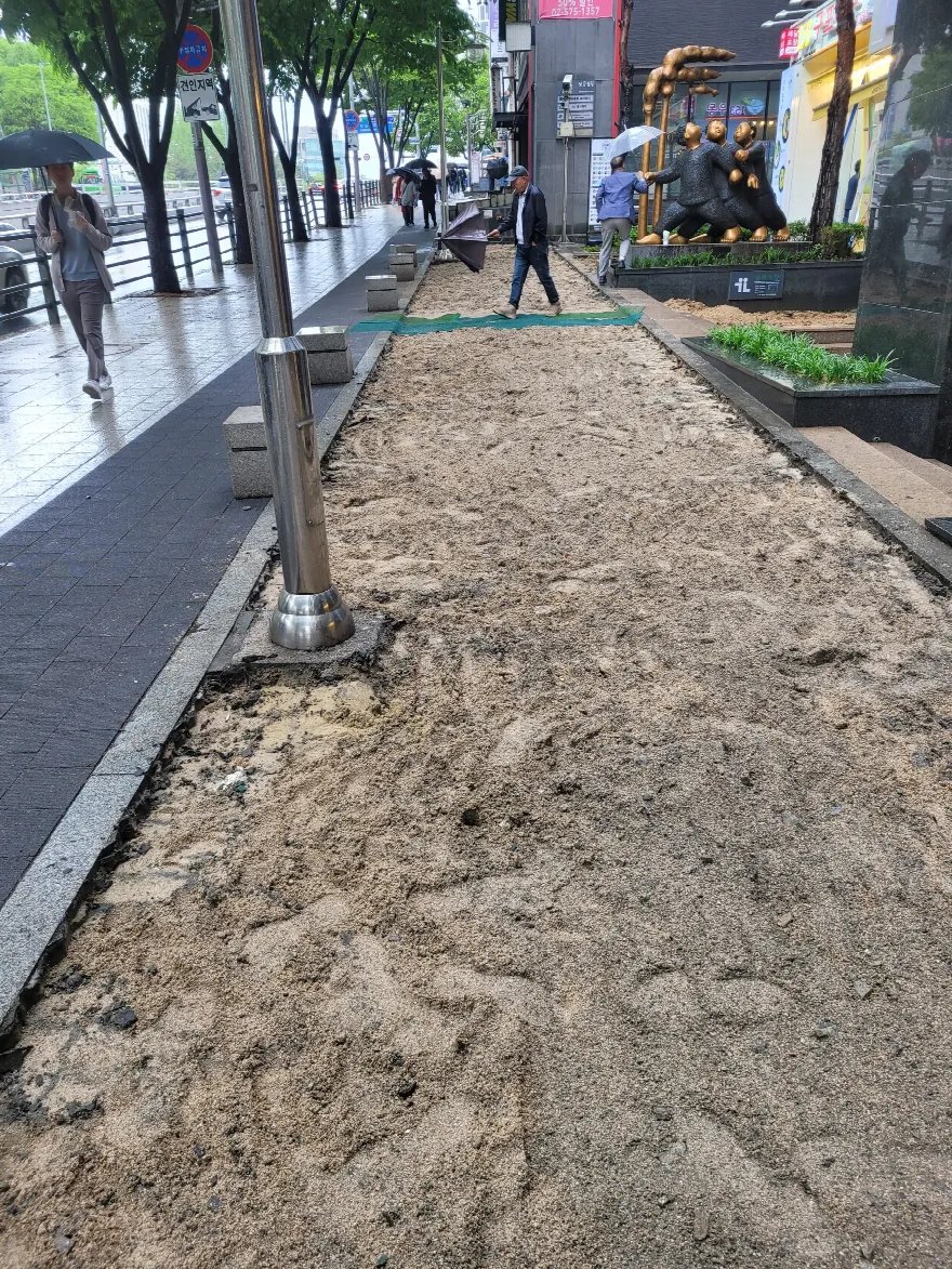 기존 블록을 걷어낸 뒤 모래를 포설한 상태입니다.