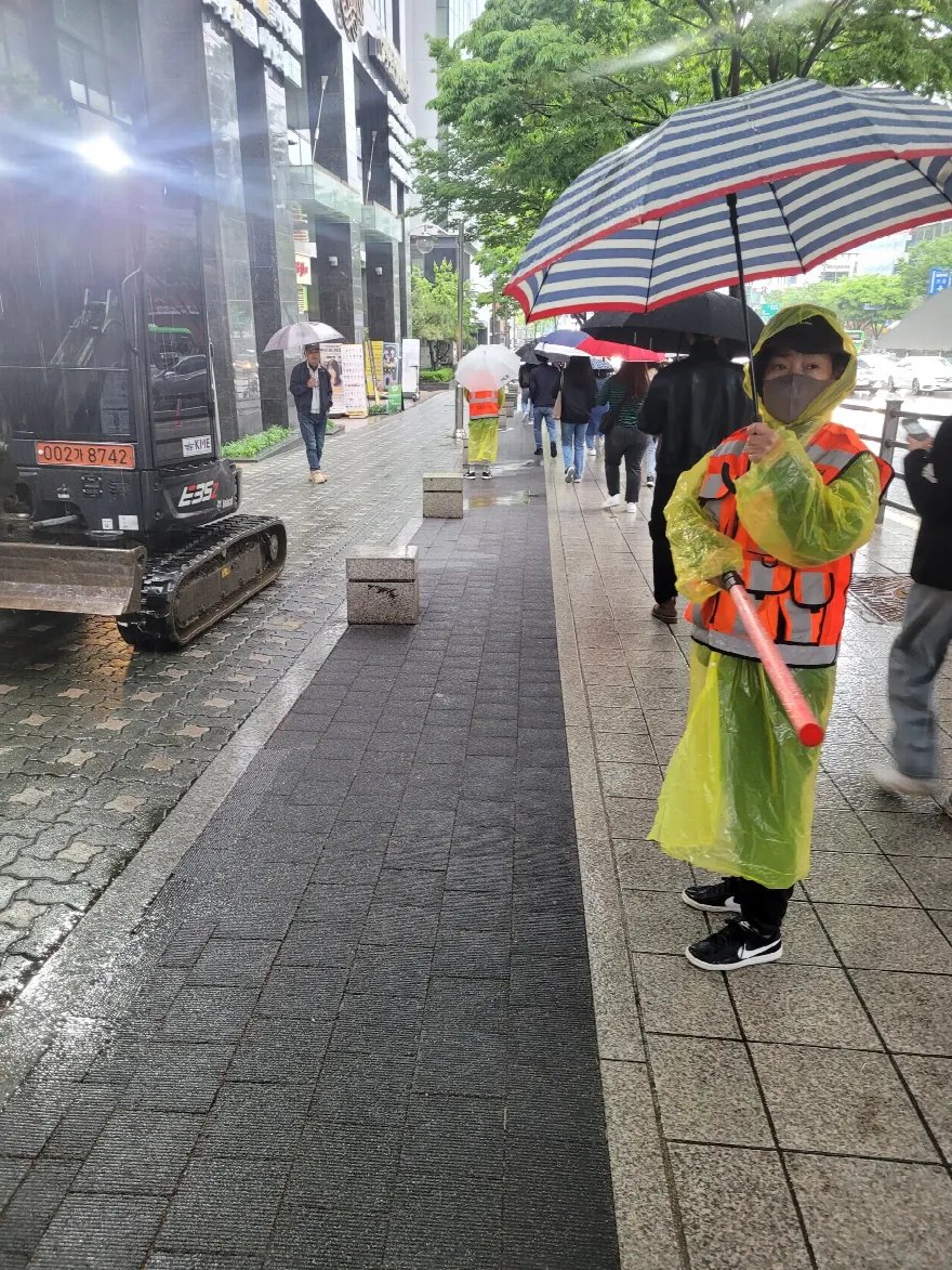 우천 중 공사 구간 옆으로 임시 보행로를 확보한 모습입니다.