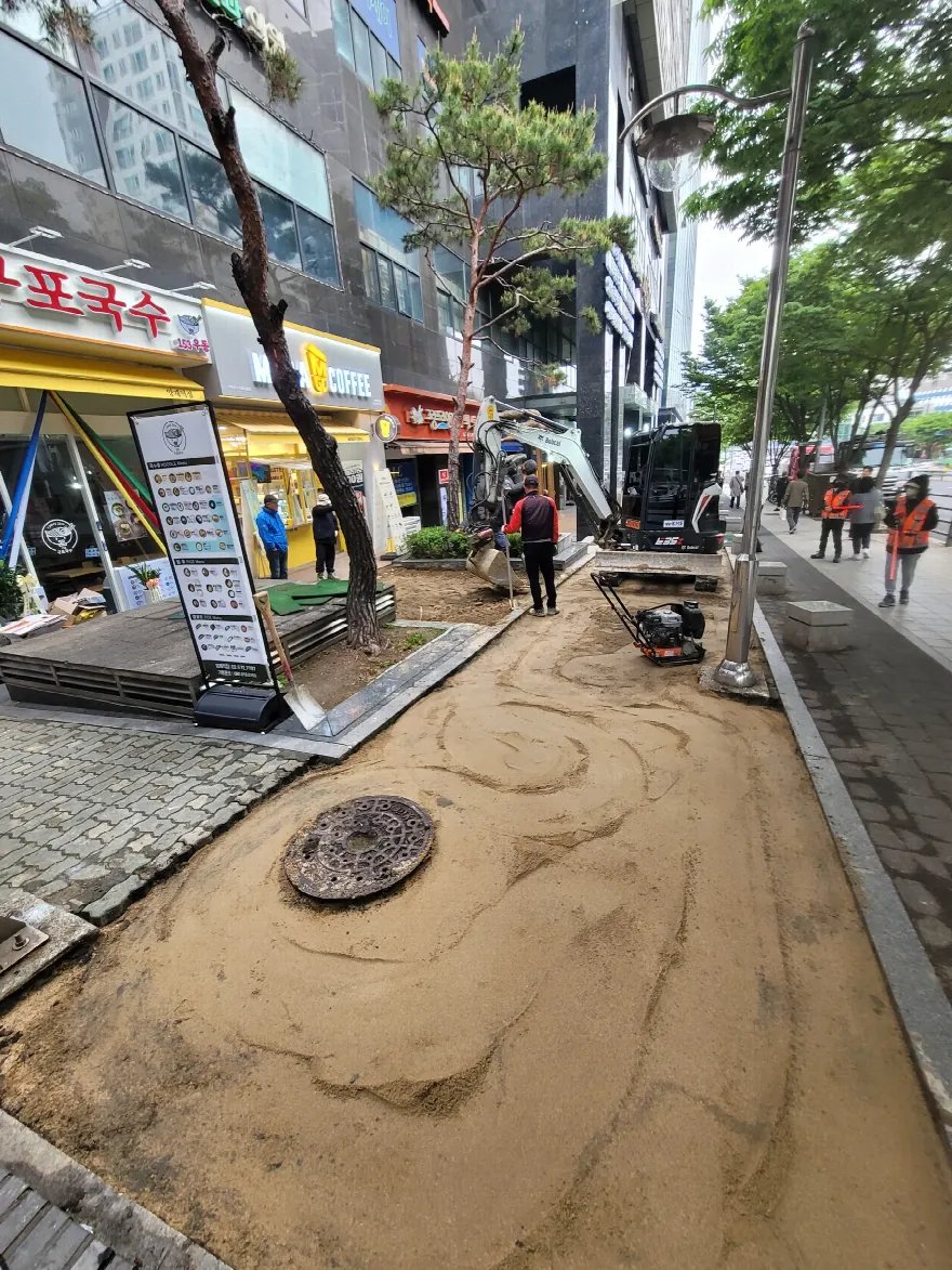 블록을 걷어낸 자리에 모래를 포설하고 고르는 중입니다.