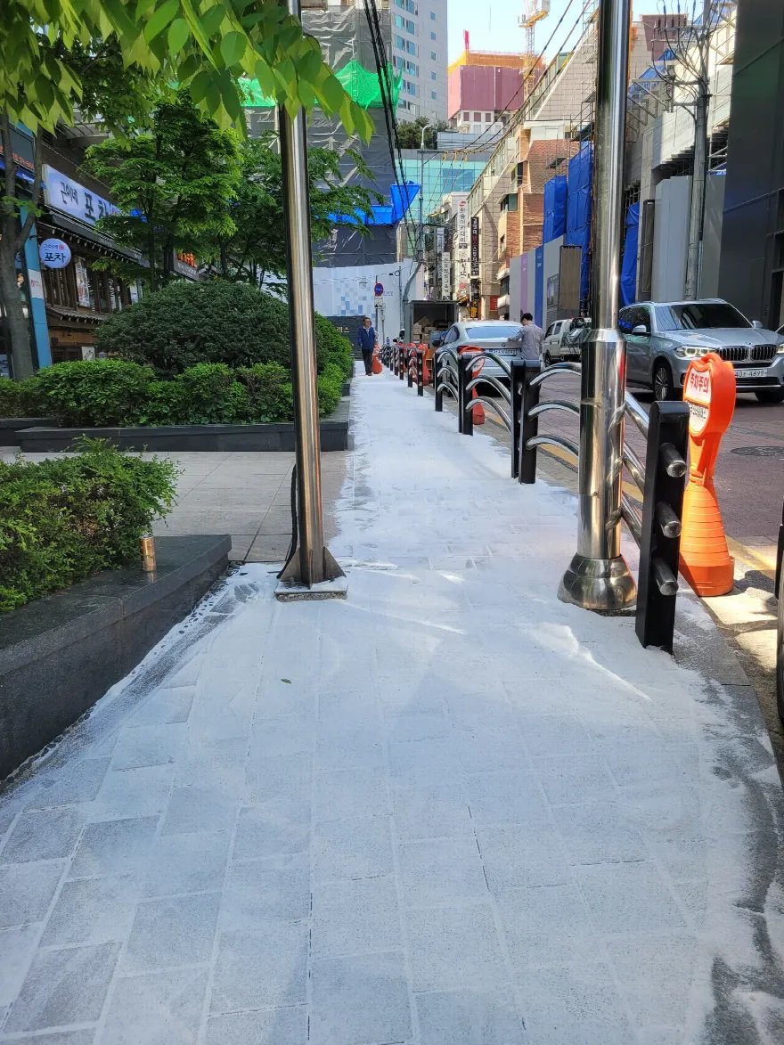 가로수와 화단이 있는 인도에 블록 시공을 마치고 줄눈 모래를 뿌려 둔 상태입니다.