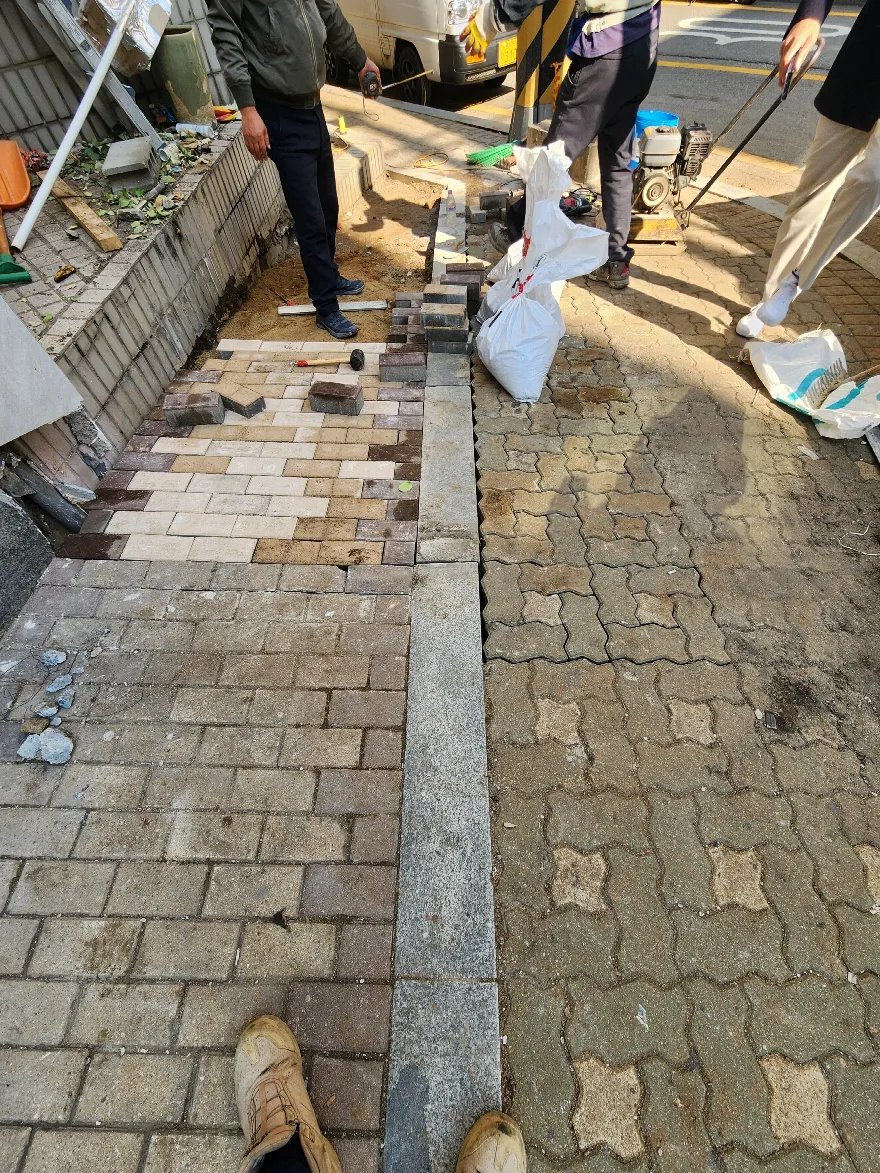 화단 경계부 인도에 보도블럭을 다시 깔고 있는 중입니다.