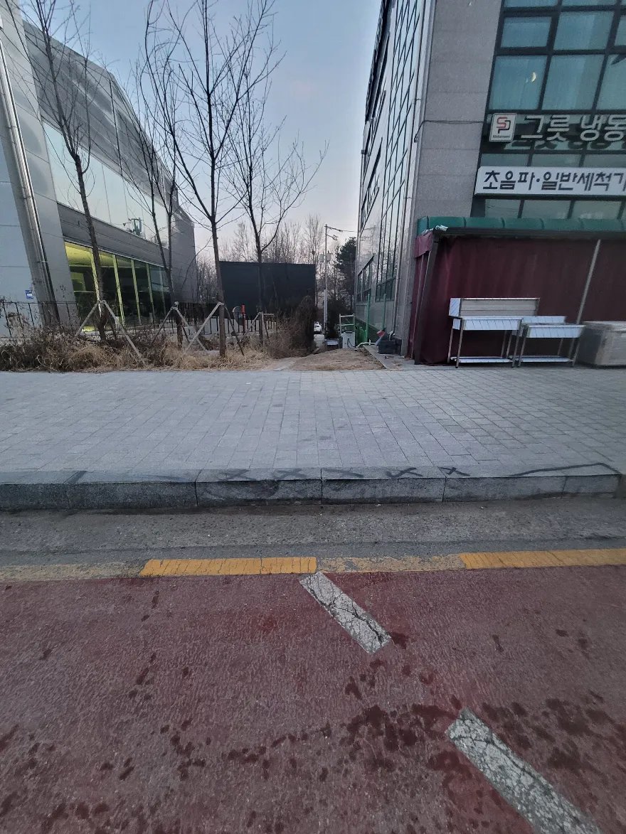 건물 앞 인도 구간의 보도블럭 재시공이 마무리된 모습입니다.