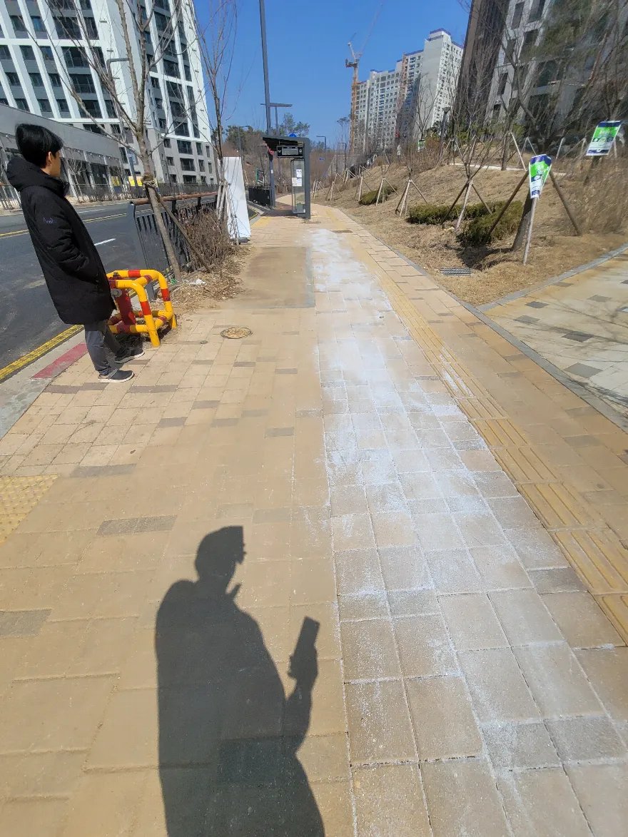 황토색 사각 블럭과 노란 점자블럭으로 마감된 인도의 완료 모습입니다.