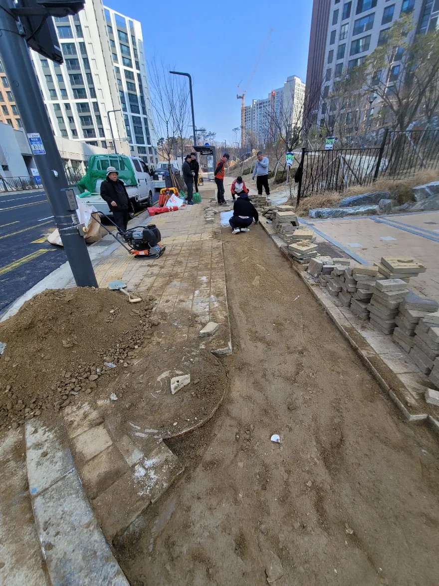 블럭을 걷어낸 인도 구간의 흙 기층을 파내고 정리하는 단계입니다.