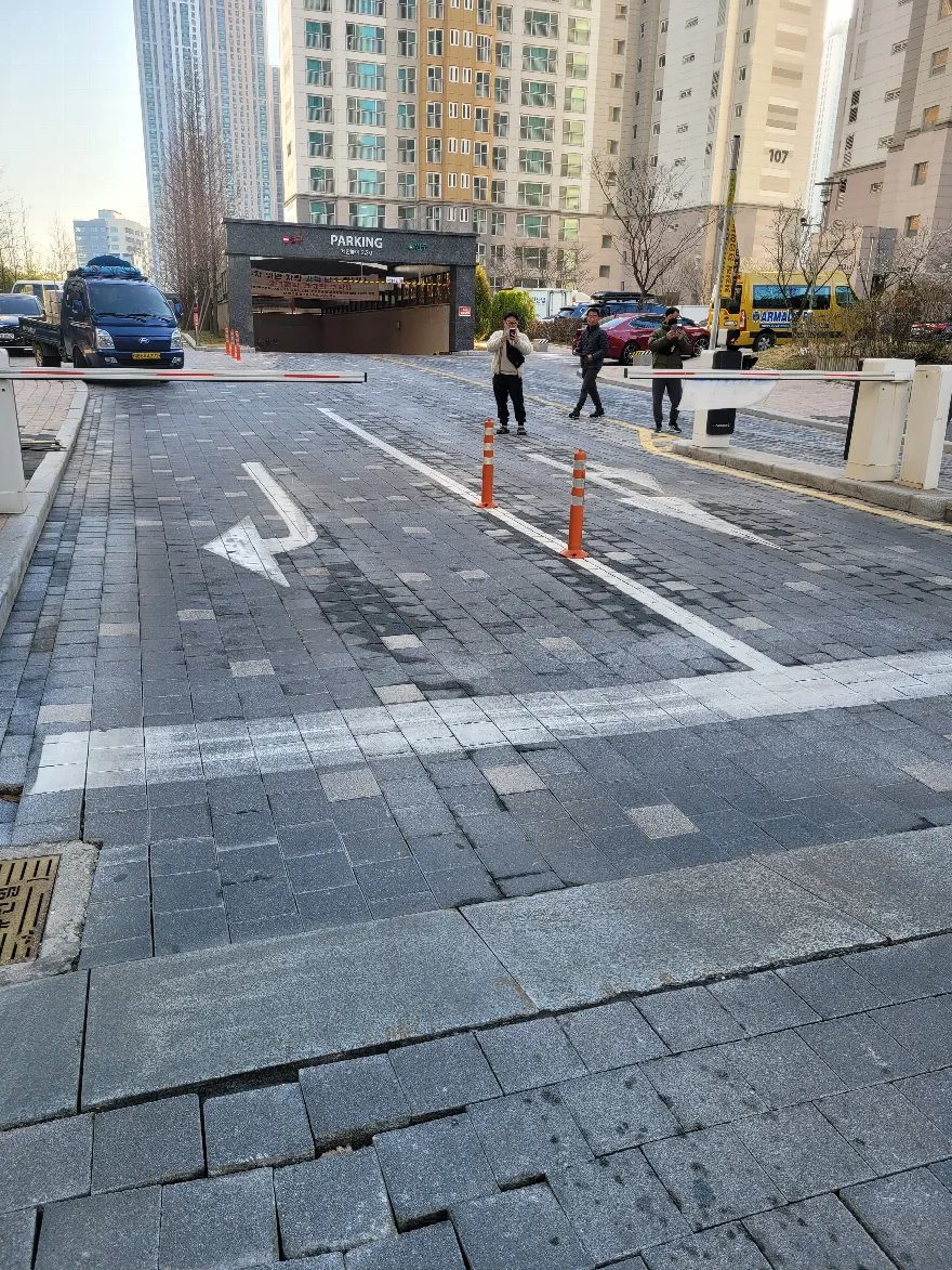 주차장 진입로 구간의 블럭 포장이 완료된 모습입니다.
