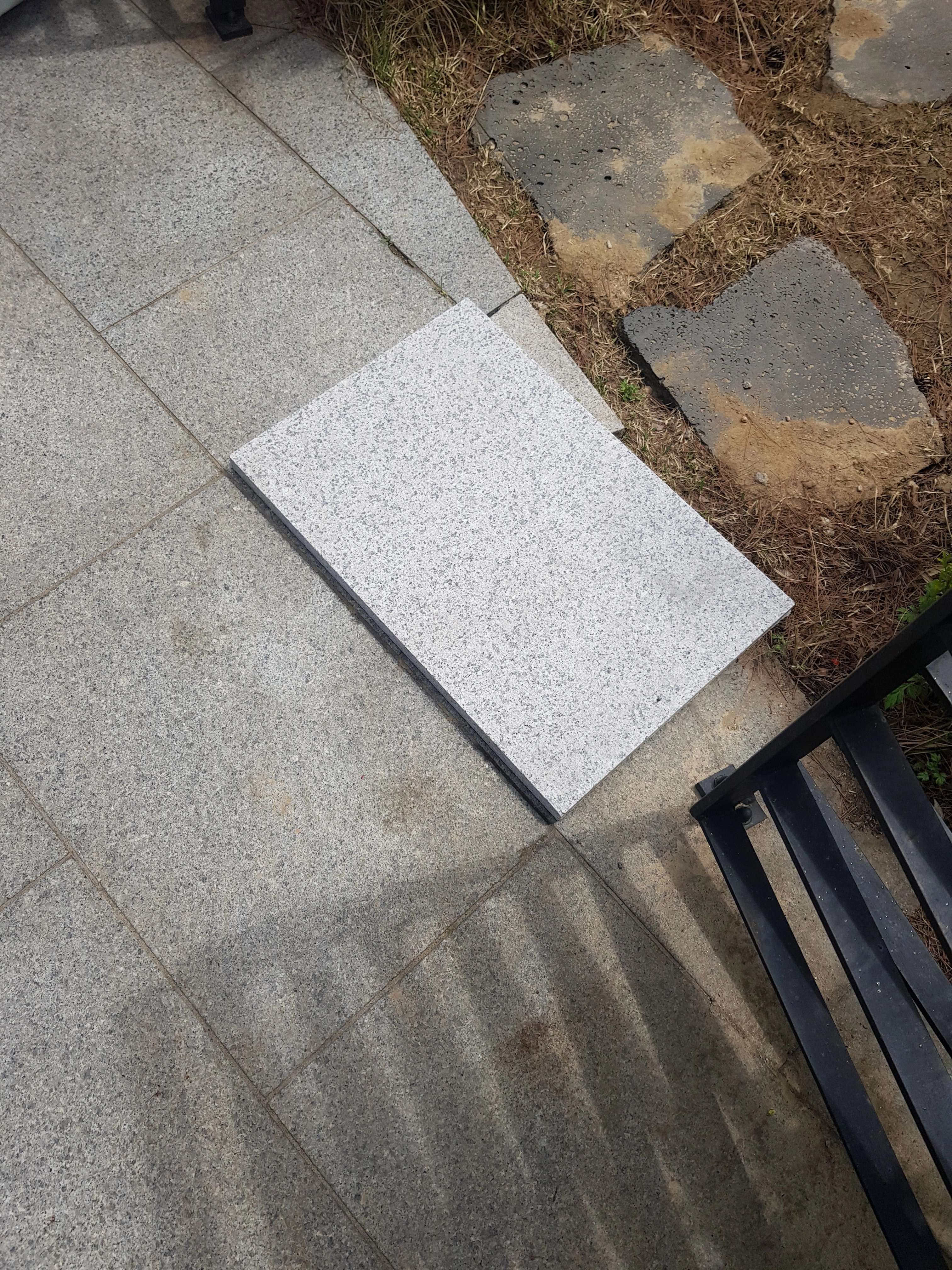 기존 보도블럭 사이에 새 화강석 판석을 교체 설치한 모습입니다.