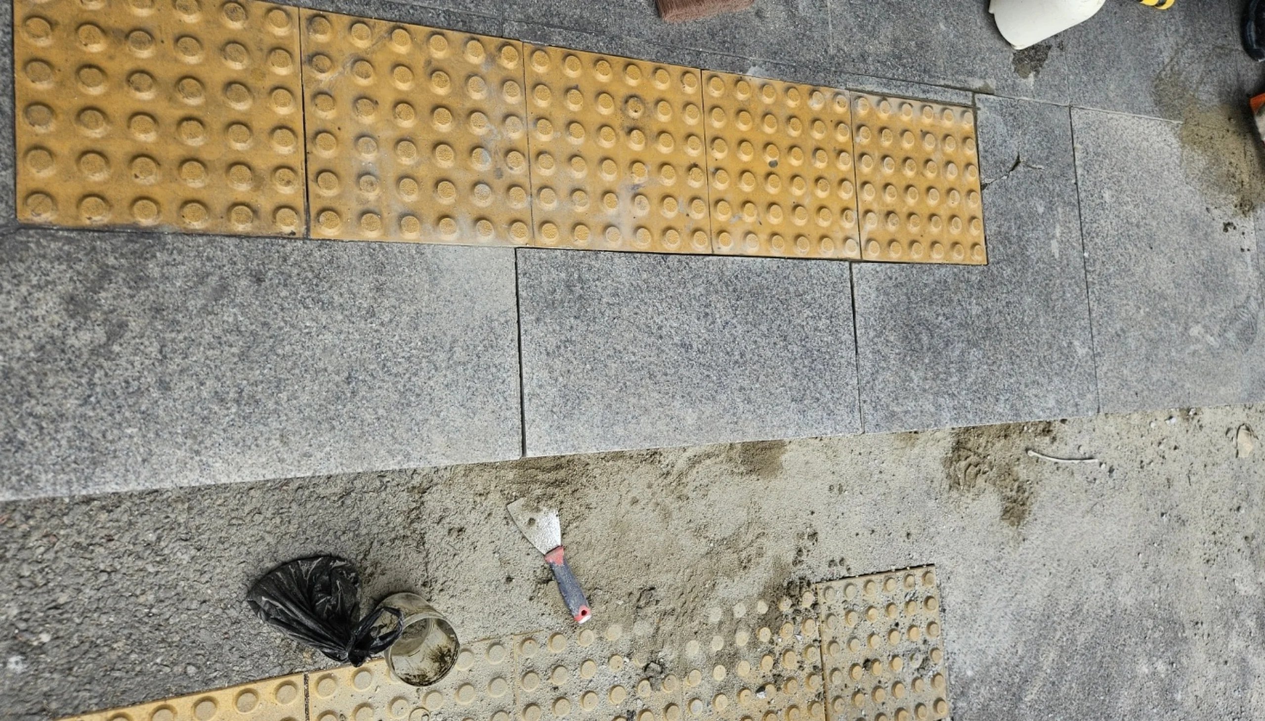 점자블록 시공 (시공중) · 인천 미추홀구