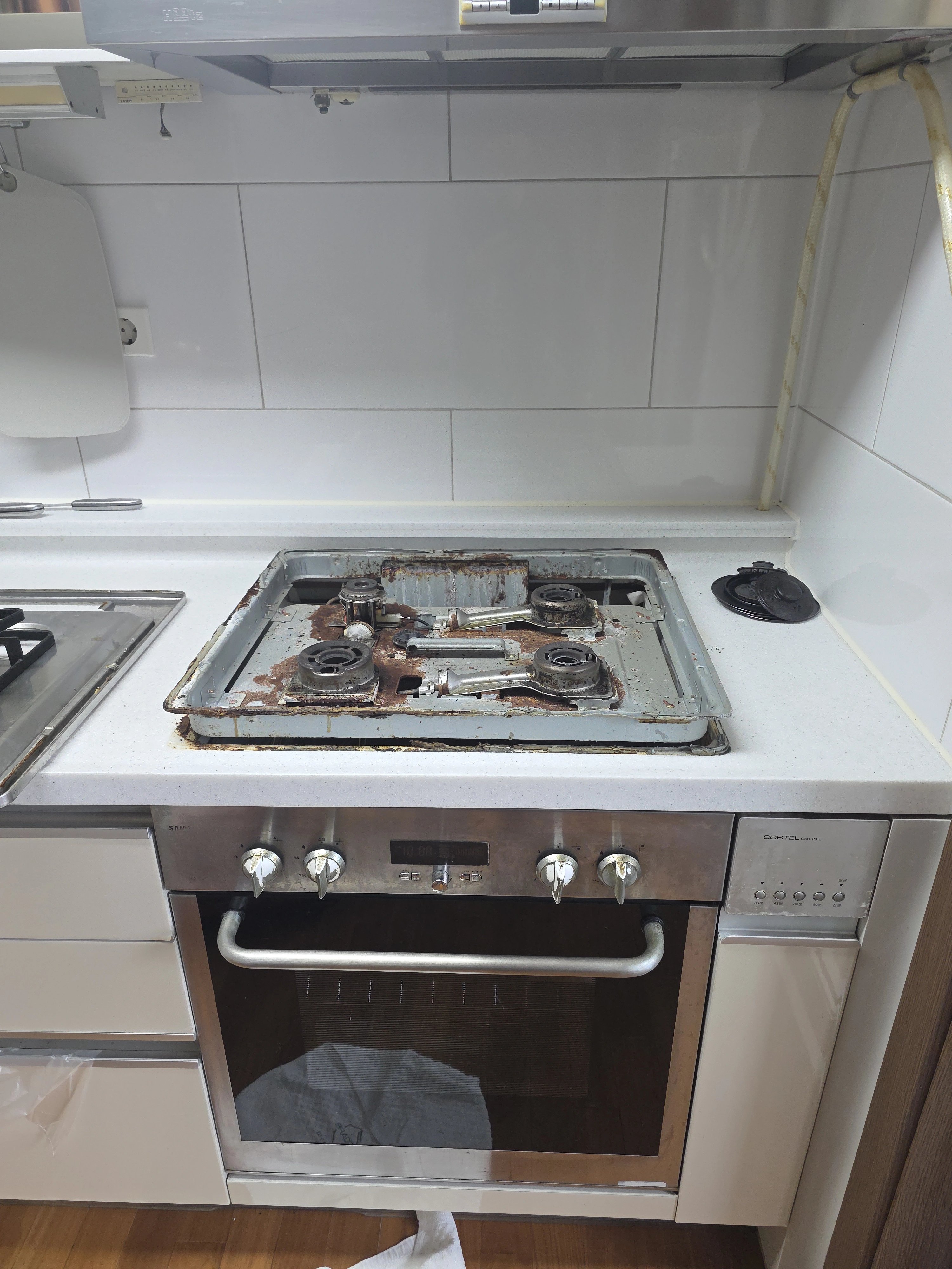 교체 전 주방 쿡탑 주변을 촬영한 사진입니다.