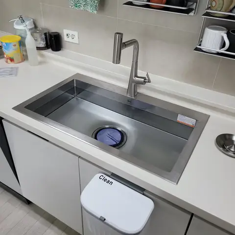 흰 상판에 새로 앉힌 사각 스테인리스 싱크볼