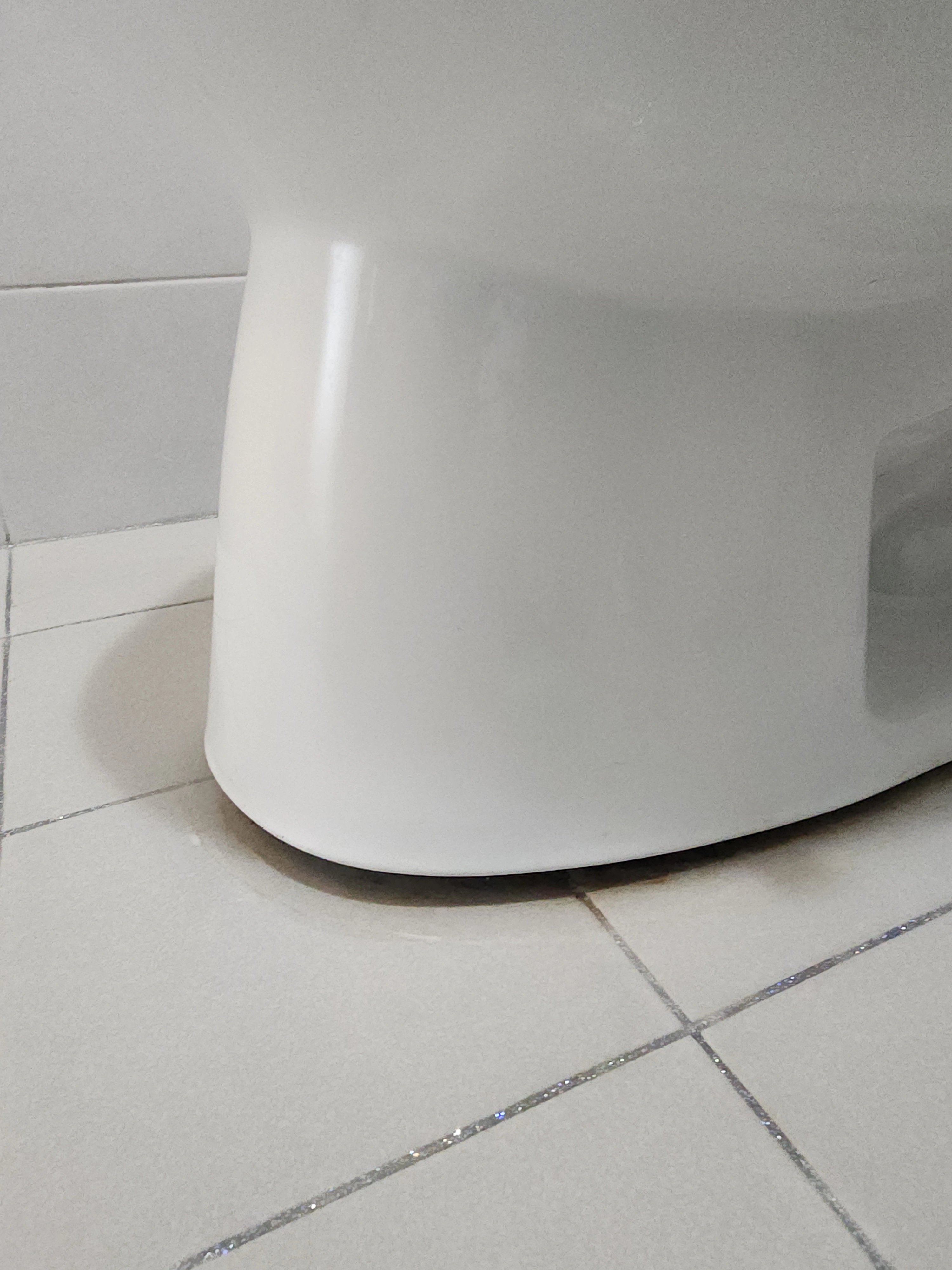 양변기 하부와 바닥타일이 만나는 부분을 가까이에서 확인한 사진입니다.
