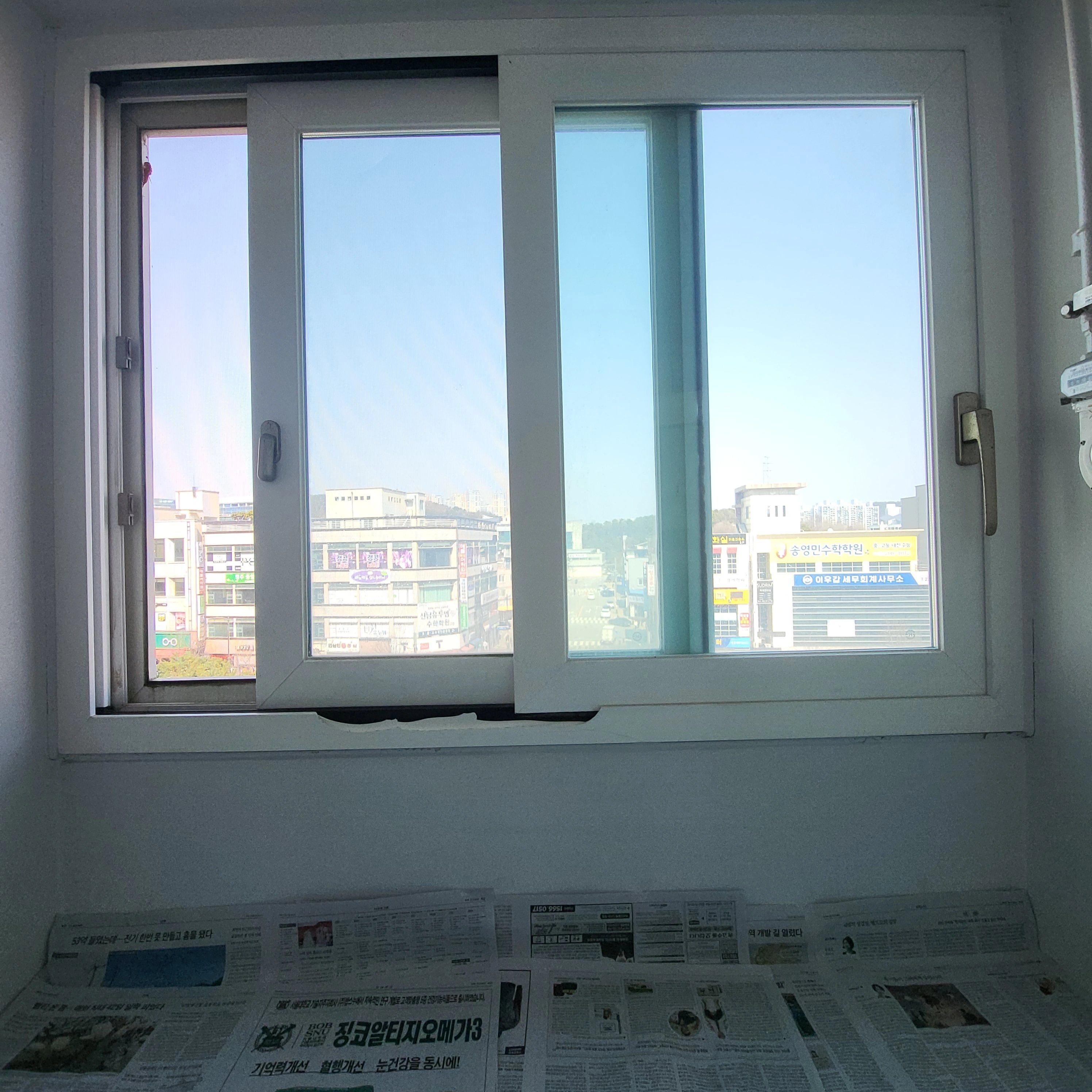 실내에서 바라본 2연동(미닫이) 창문 전체 모습입니다.