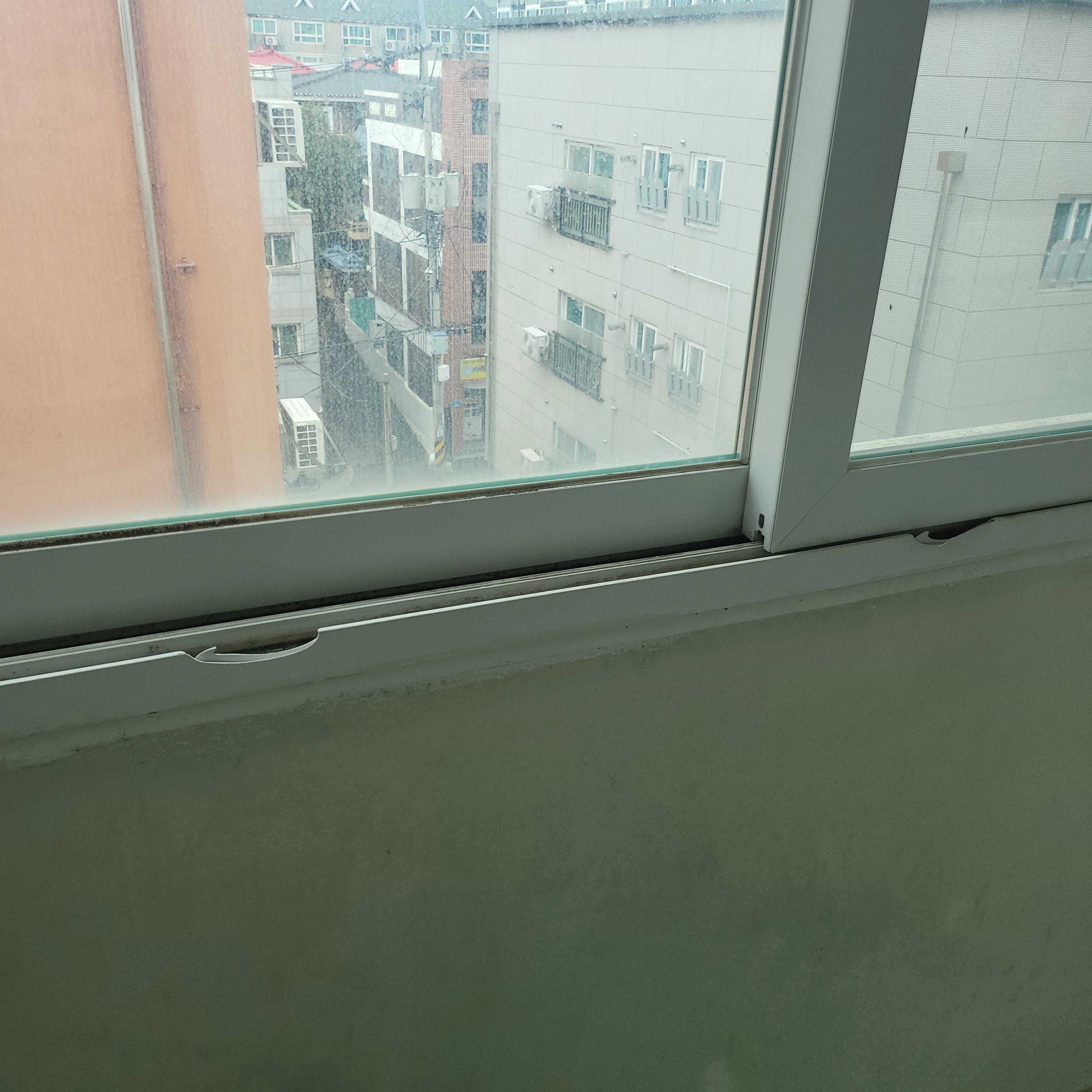 새로 설치된 알루미늄 이중 슬라이딩 창호가 보입니다.