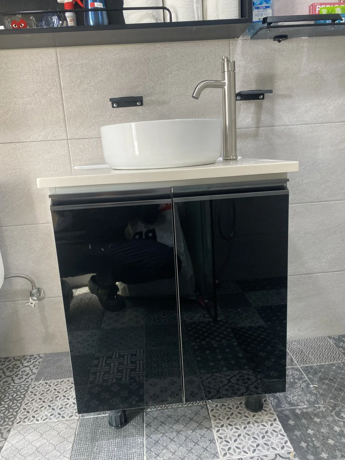 욕실장 교체·설치 — 세면볼 아래 새로 설치한 광택 검정 욕실 하부장