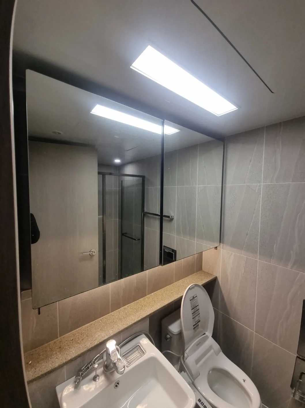 비데 설치 — 비데를 단 변기와 세면대