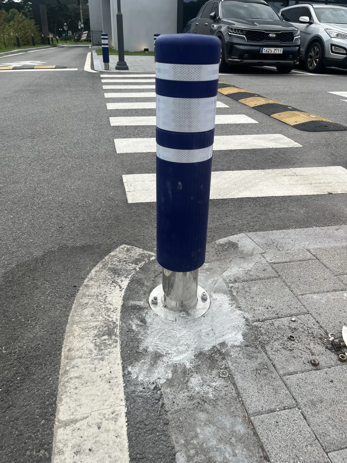 횡단보도 옆에 새로 고정한 차단봉(볼라드) 매립식·고정식 차단봉(볼라드) 설치 — 횡단보도 옆에 새로 고정한 차단봉(볼라드)