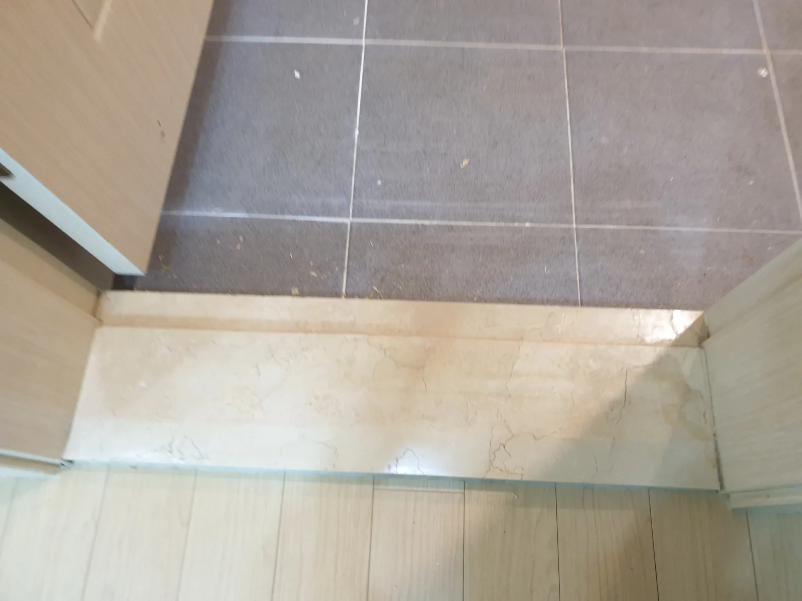 문틀 하단과 대리석 문턱을 새로 맞춘 욕실 입구 문틀 교체·수리 — 문틀 하단과 대리석 문턱을 새로 맞춘 욕실 입구