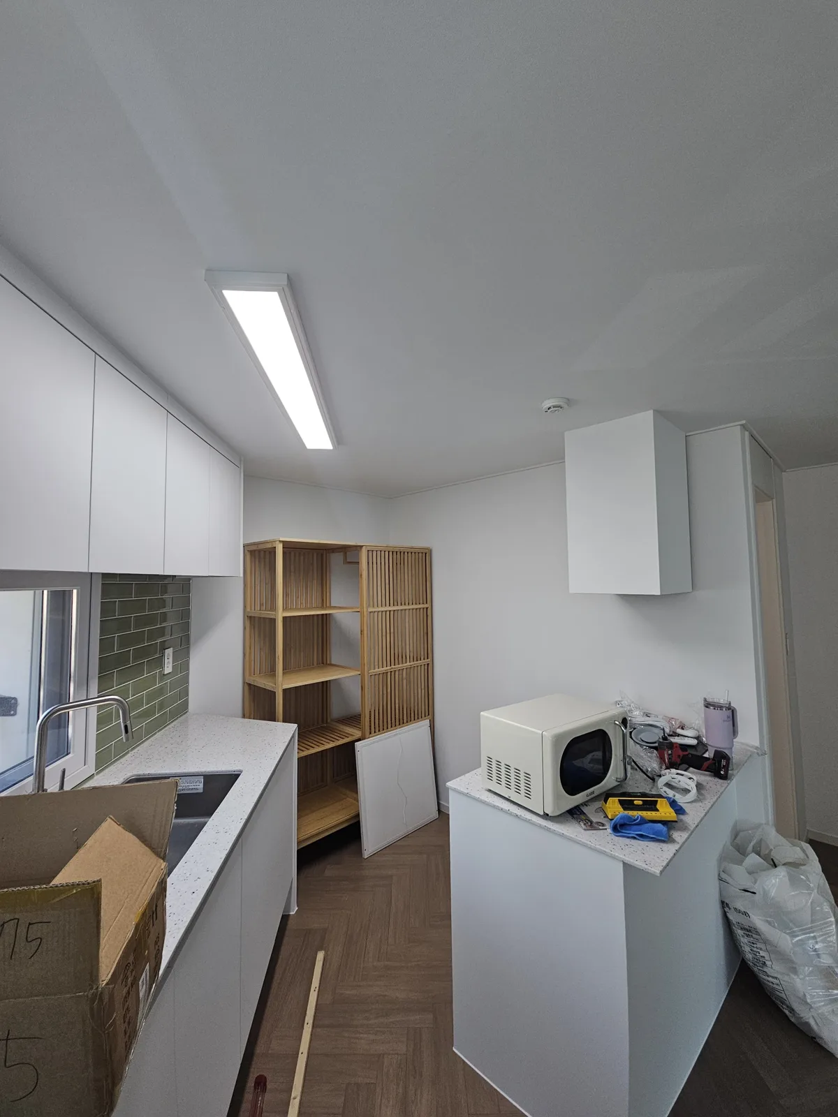 형광등→LED 전환 시공 — 주방 천장에 단 LED 일자등