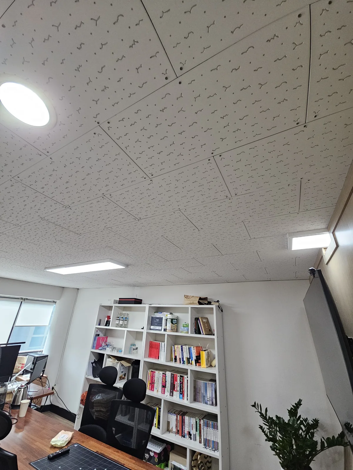형광등→LED 전환 시공 — 사무실 천장의 원형·일자형 LED 등