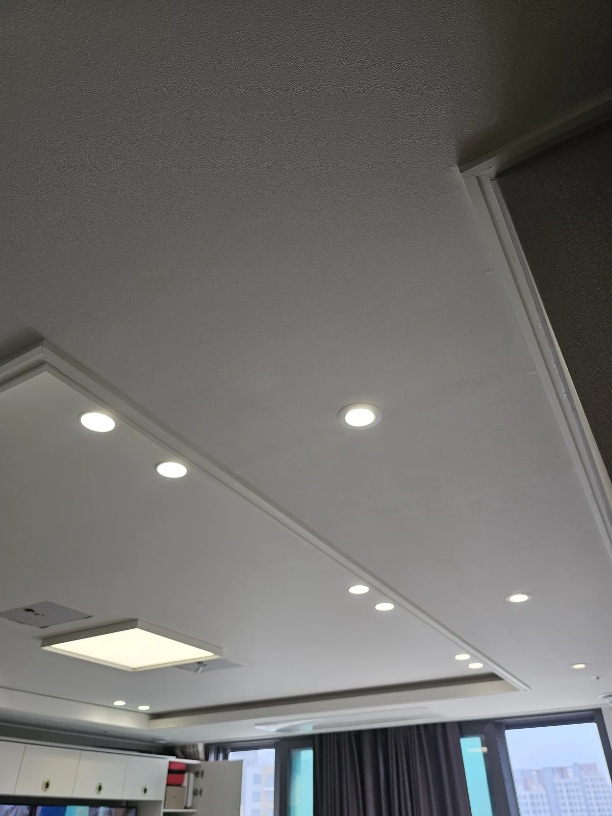 형광등→LED 전환 시공 — 천장 다운라이트와 LED 평판등