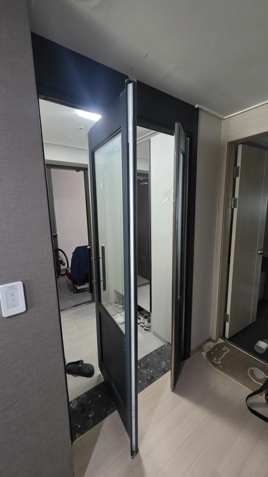 중문·슬라이딩 도어 수리 — 새로 설치한 유리 슬라이딩 중문