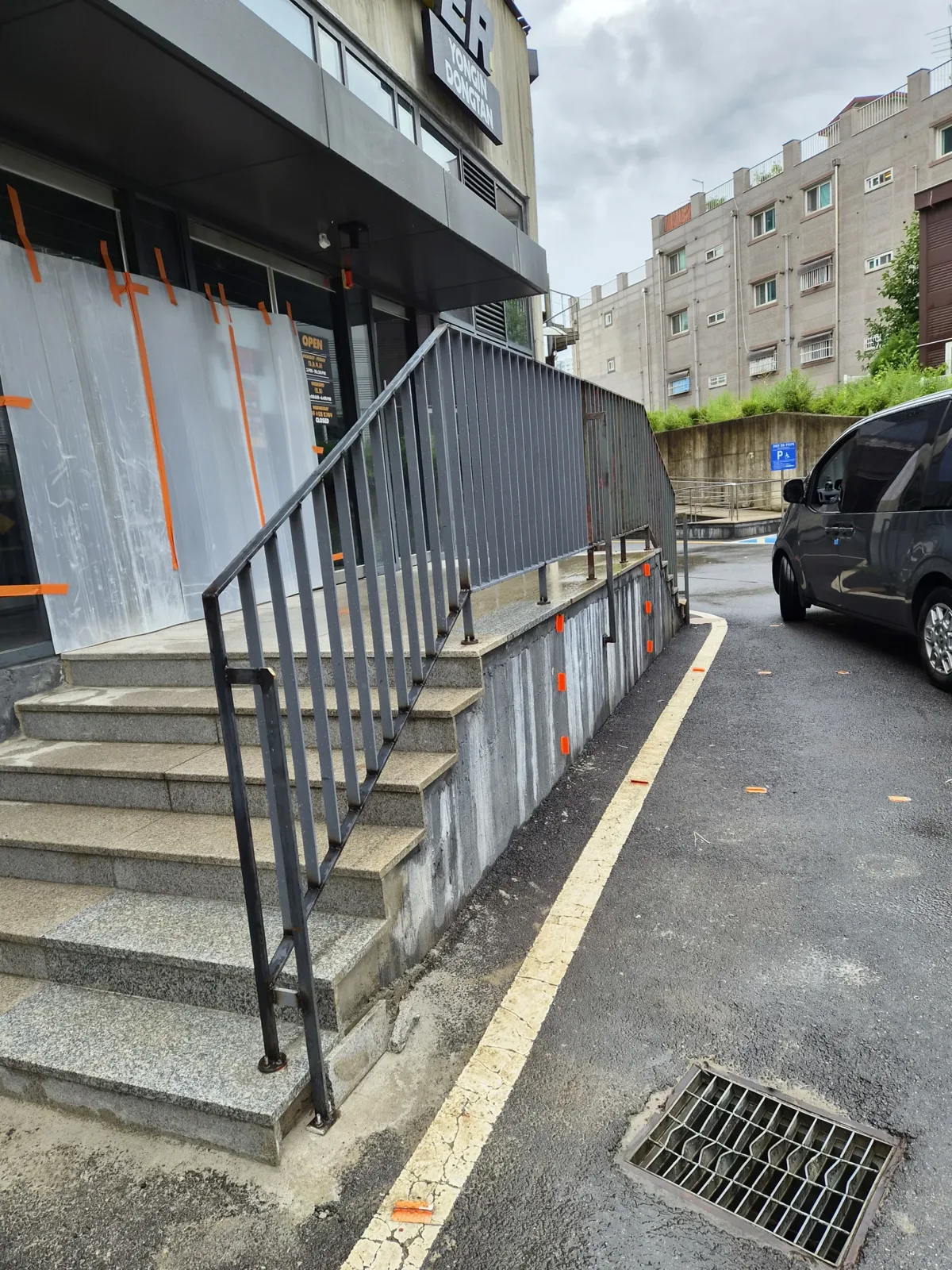 상가 입구 계단 옆에 단 철제 난간 손잡이 계단 손잡이 설치 — 상가 입구 계단 옆에 단 철제 난간 손잡이