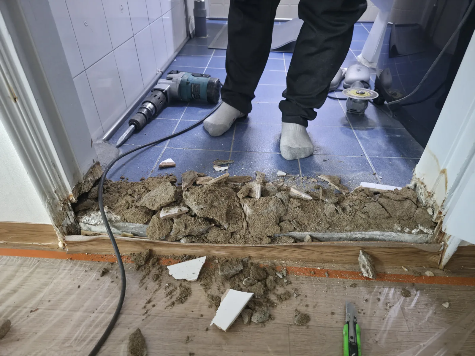 욕실 문턱을 깨어 내는 작업 문턱 제거·무단차 — 욕실 문턱을 깨어 내는 작업